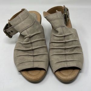 Earth cream colored wedge leather/nubuck sandals.